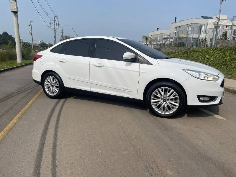 FORD - FOCUS - 2015/2016 - Branca - R$ 57.800,00