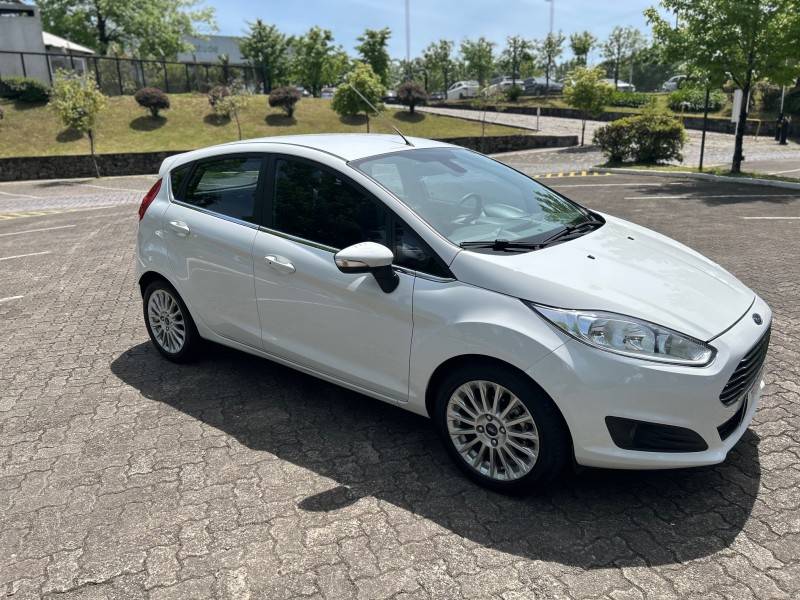 FORD - FIESTA - 2016/2017 - Branca - R$ 60.900,00