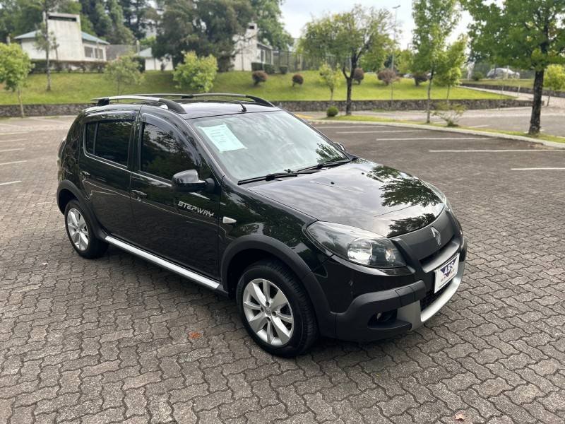 RENAULT - SANDERO - 2013/2014 - Preta - R$ 42.900,00