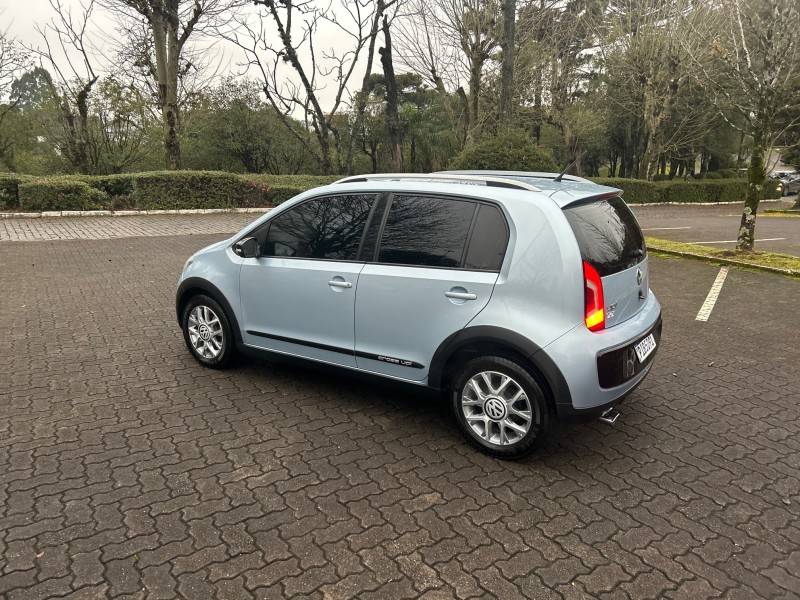 VOLKSWAGEN - UP - 2014/2015 - Prata - R$ 46.800,00