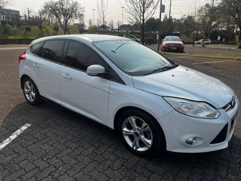 FORD - FOCUS - 2014/2015 - Branca - R$ 54.900,00