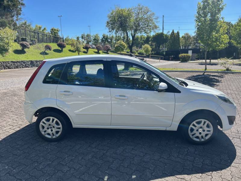 FORD - FIESTA - 2013/2014 - Branca - R$ 29.900,00