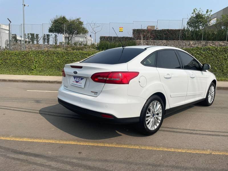 FORD - FOCUS - 2015/2016 - Branca - R$ 57.800,00