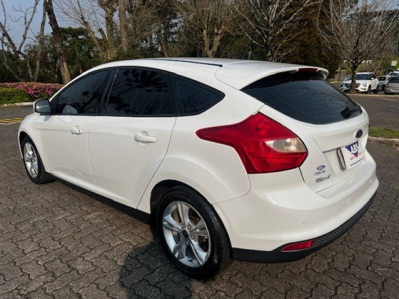 FORD - FOCUS - 2014/2015 - Branca - R$ 54.900,00