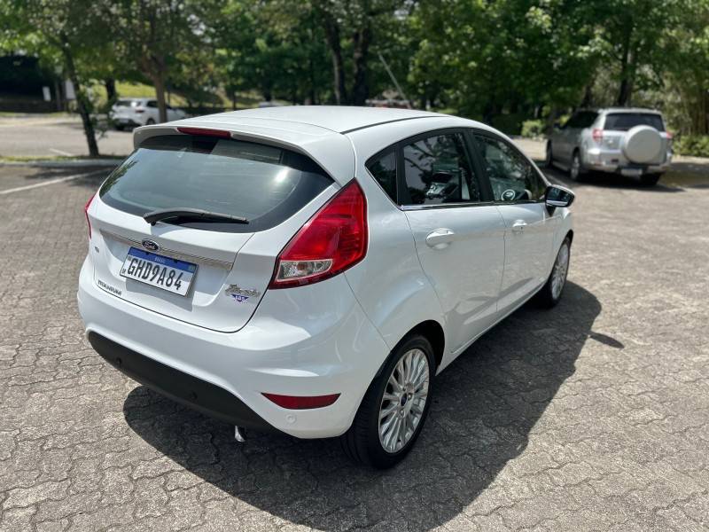 FORD - FIESTA - 2016/2017 - Branca - R$ 60.900,00