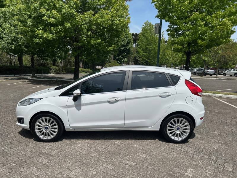 FORD - FIESTA - 2016/2017 - Branca - R$ 60.900,00