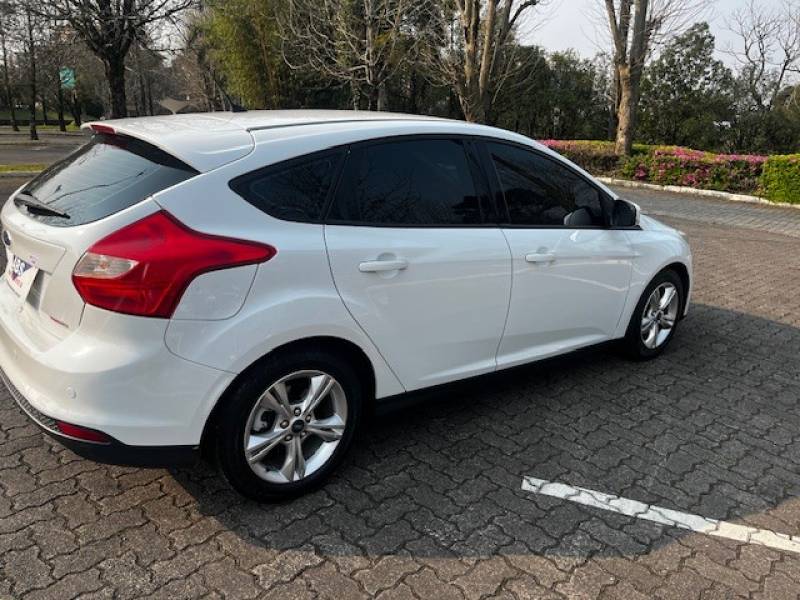 FORD - FOCUS - 2014/2015 - Branca - R$ 54.900,00