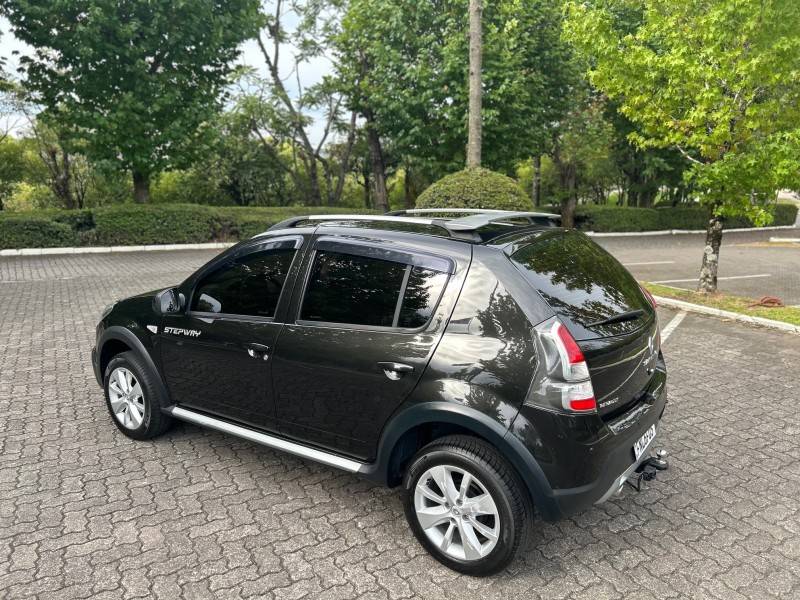 RENAULT - SANDERO - 2013/2014 - Preta - R$ 42.900,00