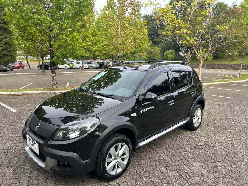 RENAULT - SANDERO - 2013/2014 - Preta - R$ 42.900,00