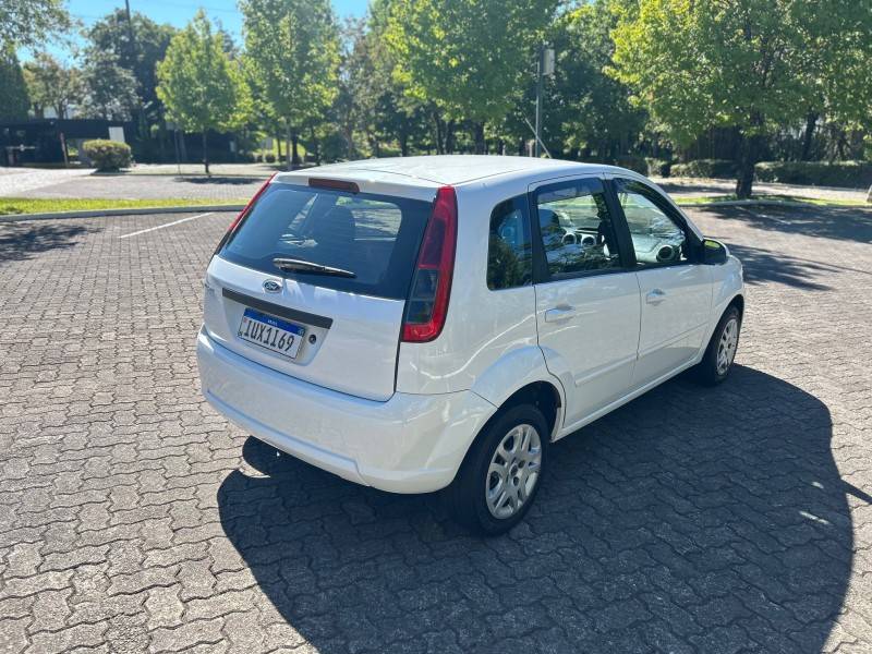 FORD - FIESTA - 2013/2014 - Branca - R$ 29.900,00