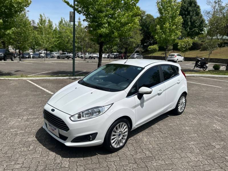 FORD - FIESTA - 2016/2017 - Branca - R$ 60.900,00