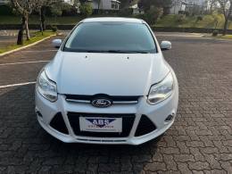 FORD - FOCUS - 2014/2015 - Branca - R$ 54.900,00