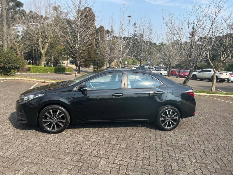 TOYOTA - COROLLA - 2017/2018 - Preta - R$ 99.800,00