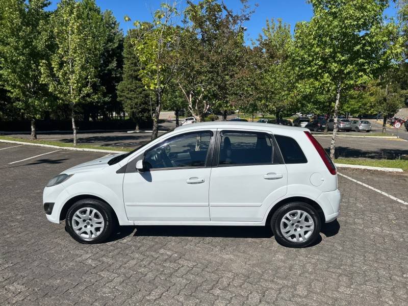 FORD - FIESTA - 2013/2014 - Branca - R$ 29.900,00