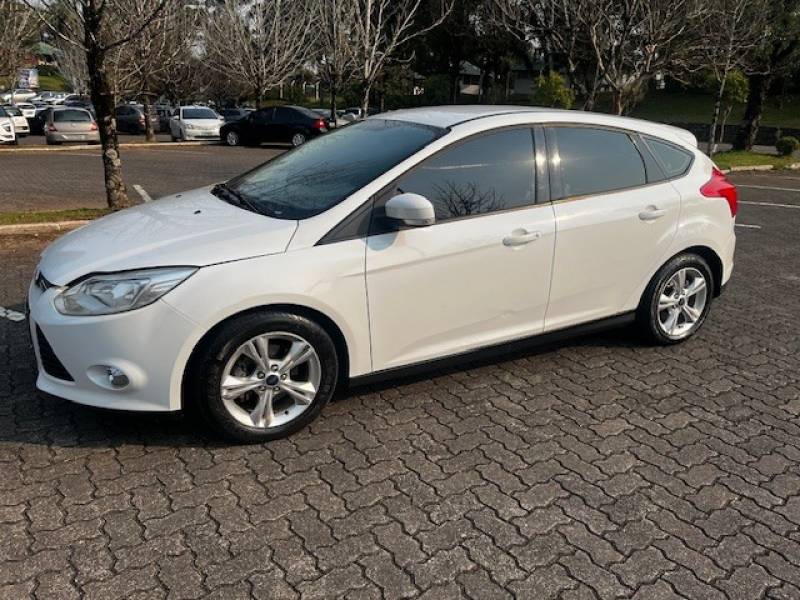 FORD - FOCUS - 2014/2015 - Branca - R$ 54.900,00