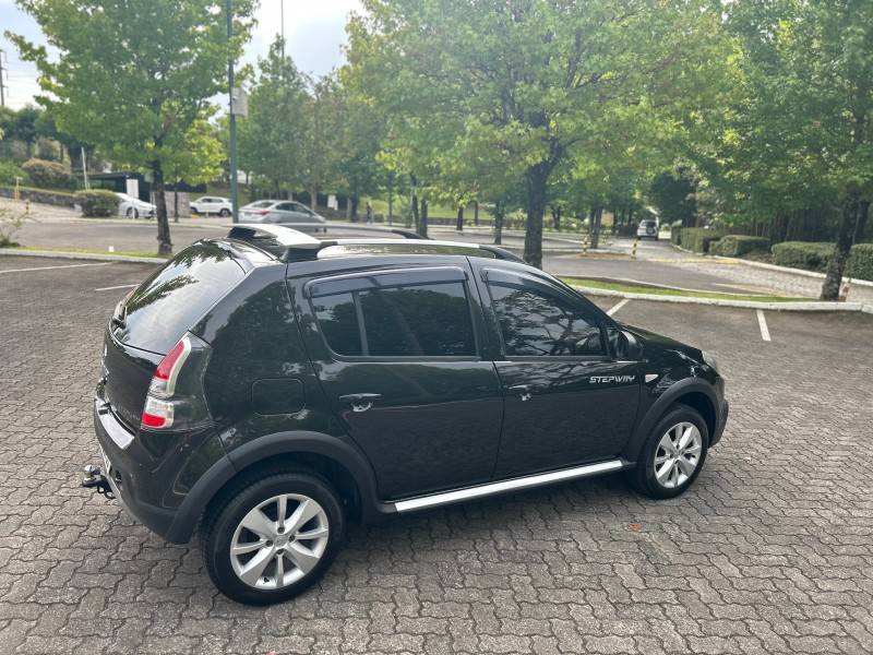 RENAULT - SANDERO - 2013/2014 - Preta - R$ 42.900,00