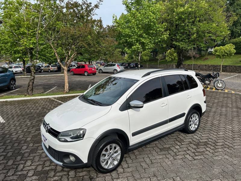 VOLKSWAGEN - SPACE CROSS - 2013/2014 - Branca - R$ 55.300,00