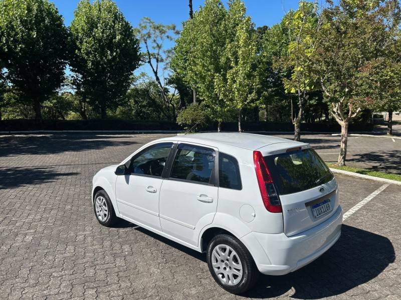 FORD - FIESTA - 2013/2014 - Branca - R$ 29.900,00